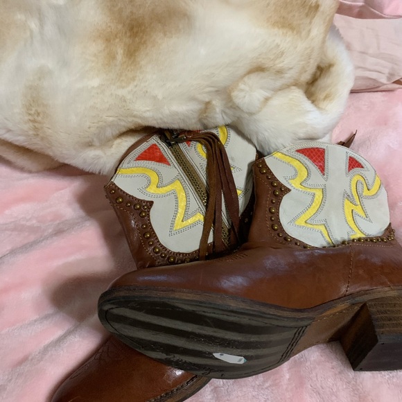 Boots - Picture 4 of 7